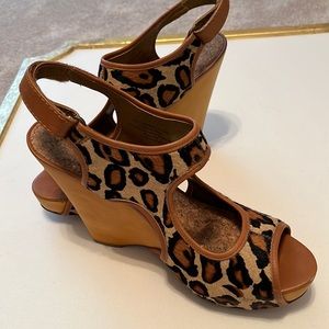 Sam Edelman like NEW LEOPARD cut out wedges